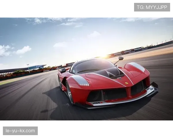 乔恩·琼斯训练完顺手买了辆法拉利当买菜车